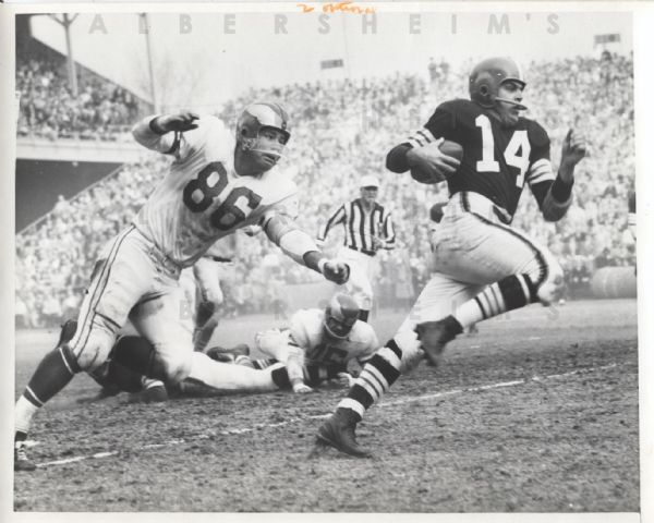 Otto Graham running vs Eagles 1955 original photo