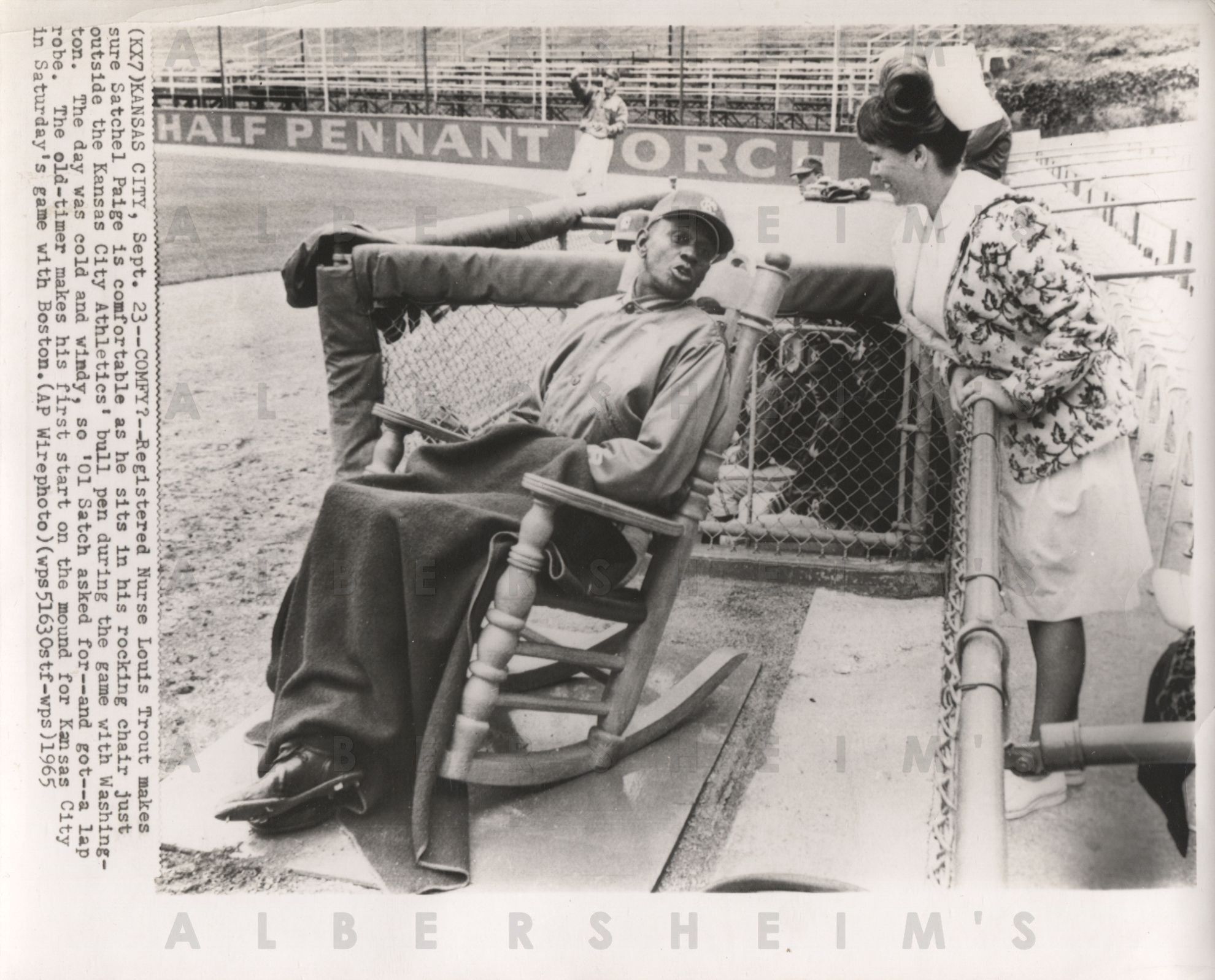 Hank Aaron sitting next to some old man named Satchel Paige : r/baseball