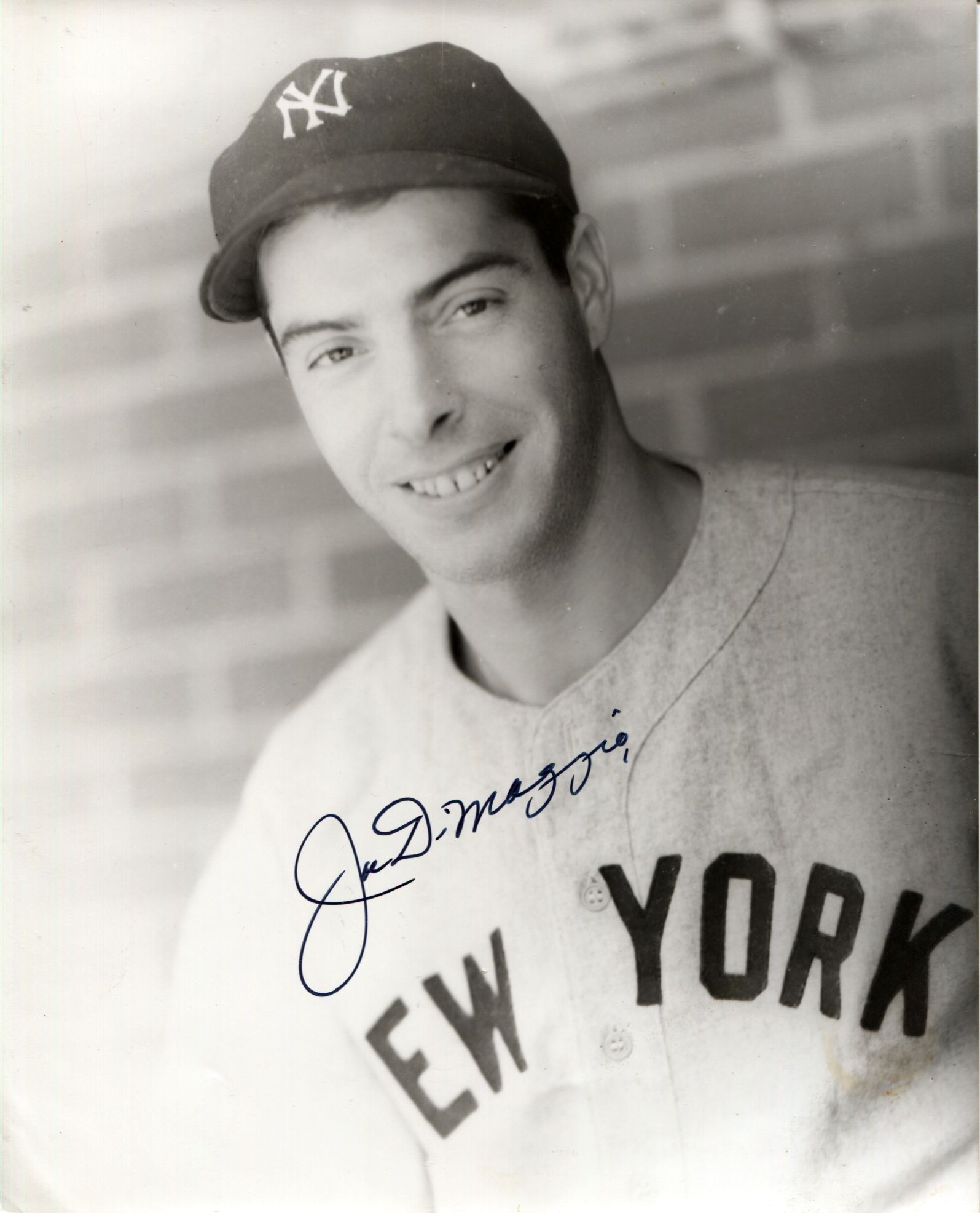 Lot Detail - Joe DiMaggio Signed 8x10 B&W Photo – NY Yankees HOF