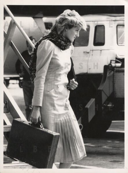 1985 Original Photo – Jetsetter Princess Diana Deplanes 