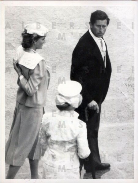  Princess Di and Charles host a Buckingham Palace party - 1987 Original Photo 