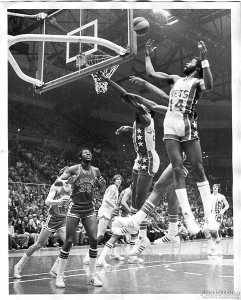 1973-74 Original TYPE I Press Photo ABA New York Nets vs. Virginia Squires Brian Taylor George Carter