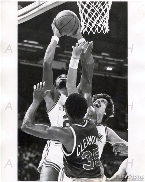 Pete Maravich Screams New Orleans Jazz vs Jim Cleamons NY Knicks 1978 TYPE I Original Photo