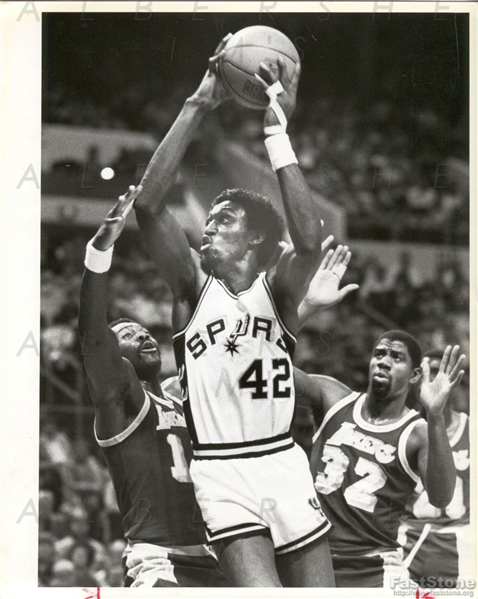 Lakers HOFers – Magic Johnson & Bob McAdoo vs Spurs Original TYPE I photo