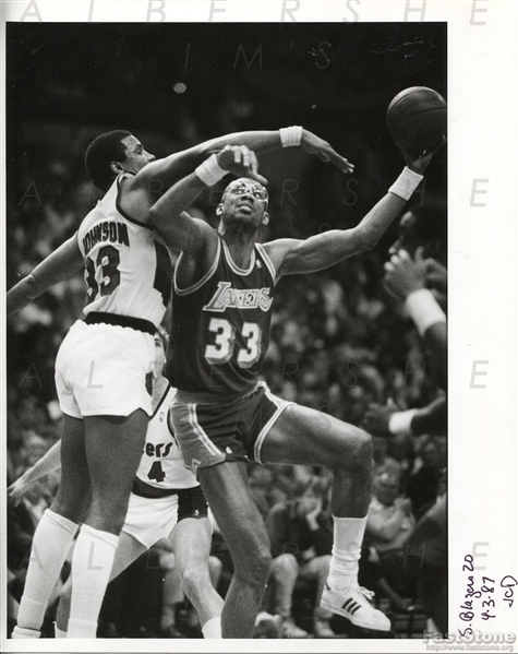 1987 Kareem Abdul Jabbar Jump Skyhook vs Portland Trail Blazers Original TYPE I Photo 