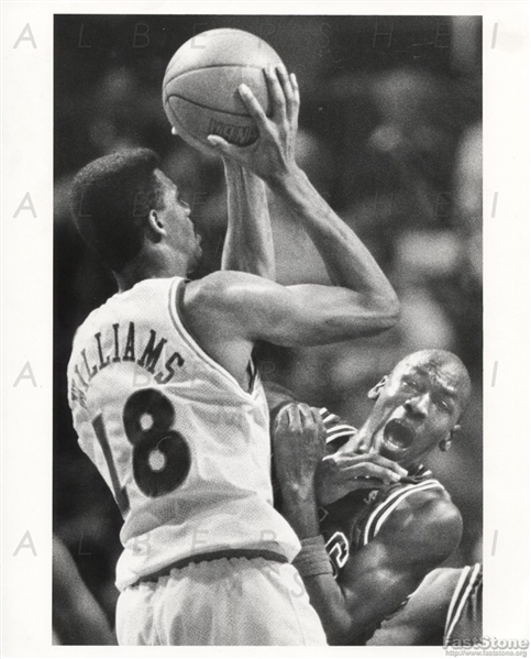 Michael Jordan Body Blocks Hot Rod Williams 1989 Press Photo