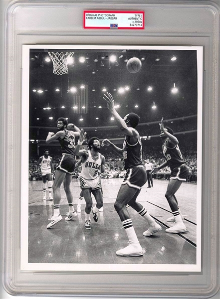 Early 70’s Kareem Abdul Jabbar Flips Basketball vs. Chicago Bulls TYPE 1 Photo PSA/DNA