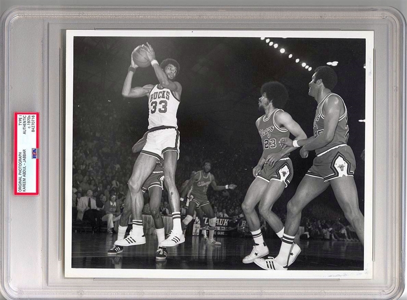 Early 70’s Kareem Abdul Jabbar Goes to the Air vs. Chicago Bulls TYPE 1 Photo PSA/DNA