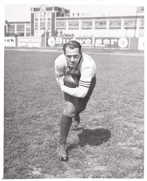 Red Grange Chicago Bears carrying the football 1934 original photo