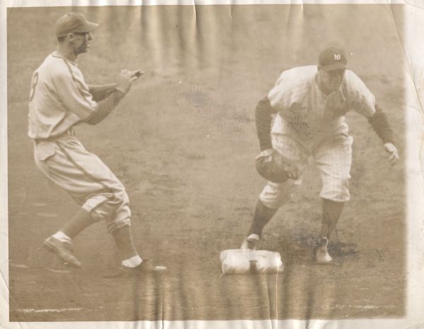 Lou Gehrig Yankees Fielding original photo