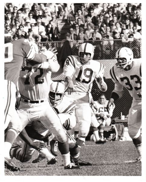 Johnny Unitas Throwing With Great Protection original photo - UPI used in SPORT