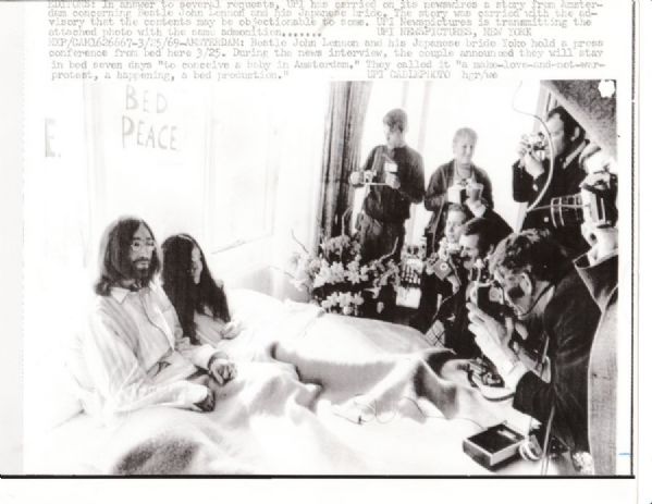 1969 UPI Original Photo THE BEATLES - JOHN LENNON & YOKO ONO Bed-In Protest