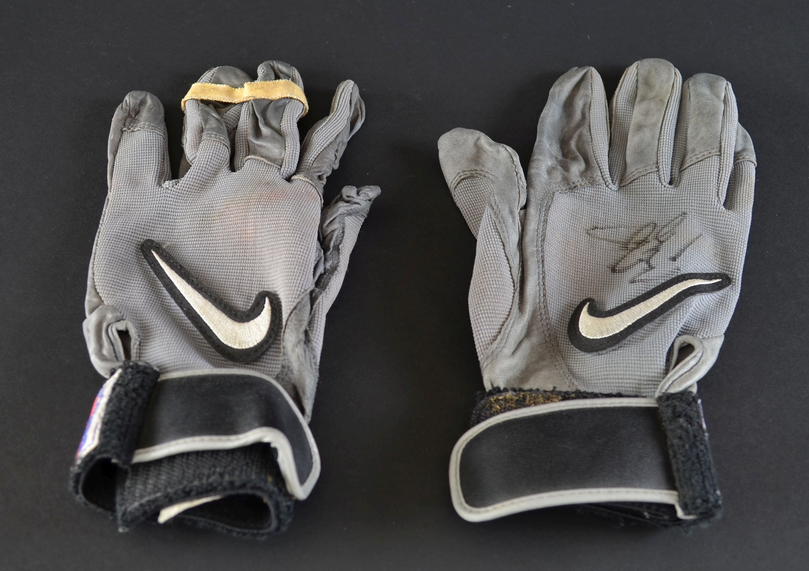 Lot Detail - Barry Sanders Detroit Lions Game Worn Gloves w/ Exact Photo  Match