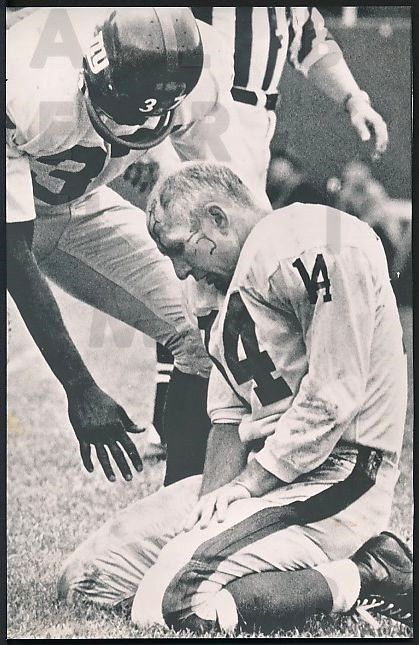 Lot Detail - BLOODY 1964 Wire Photo Y.A. TITTLE New York Giants MEMORABLE  Moment