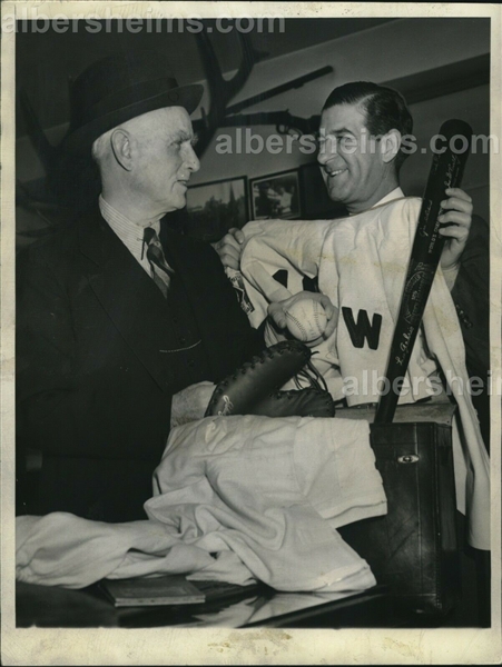 Clark Griffith & Bucky Harris show off Their Sports Memorabilia 1940 Original press photo