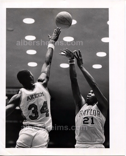 Akeem Hakeem Olajuwon Houston Cougars vs Baylor 1983 Original TYPE 1 Photo PSA/DNA LOA