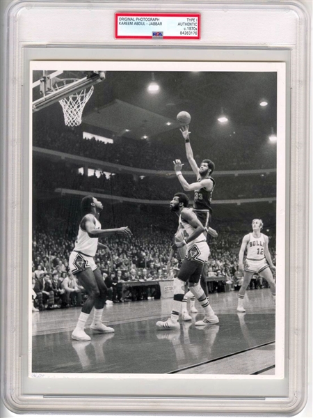 1974 NBA Playoffs - Kareem Abdul Jabbar Airborne TYPE 1 Photo PSA/DNA