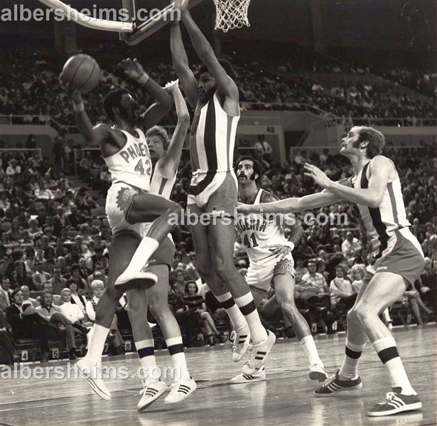 Early 70’s Connie Hawkins vs. Baltimore Bullets Original TYPE 1 photo