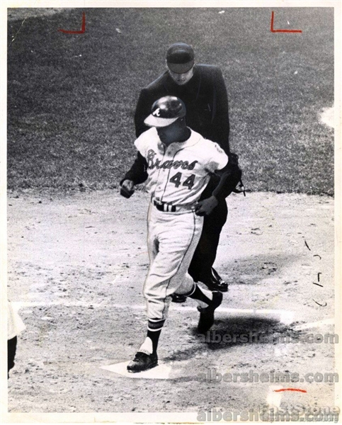 Hank Aaron Scores after Hammering his 400th Home Run 1966 Original Photo