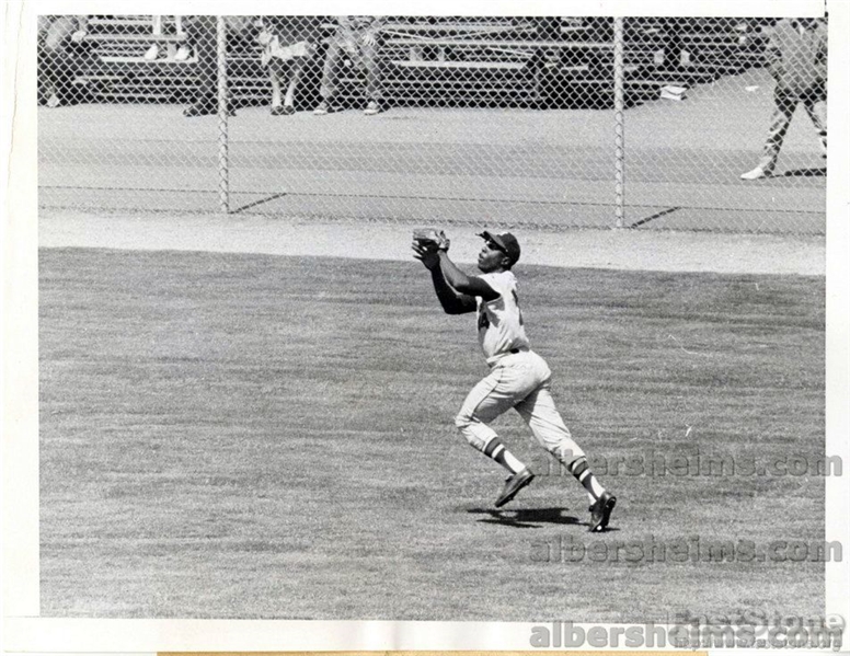 1964 Hank Aaron showing off his Fielding Skills Milwaukee Braves vs Giants Original Press Photo