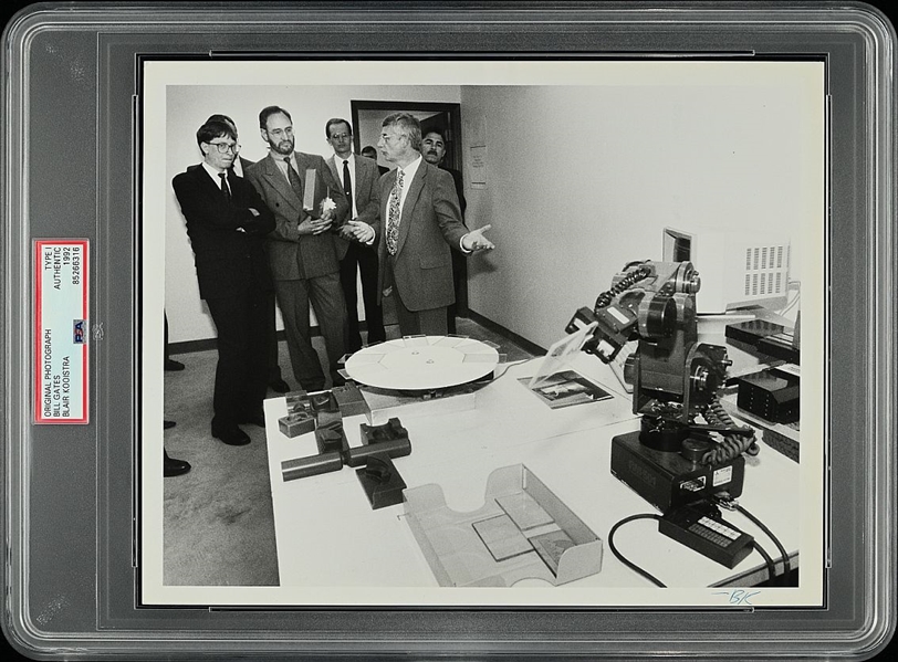 1992 Bill Gates Microsoft Founder Checks Out New Tech Original TYPE I Photo PSA/DNA