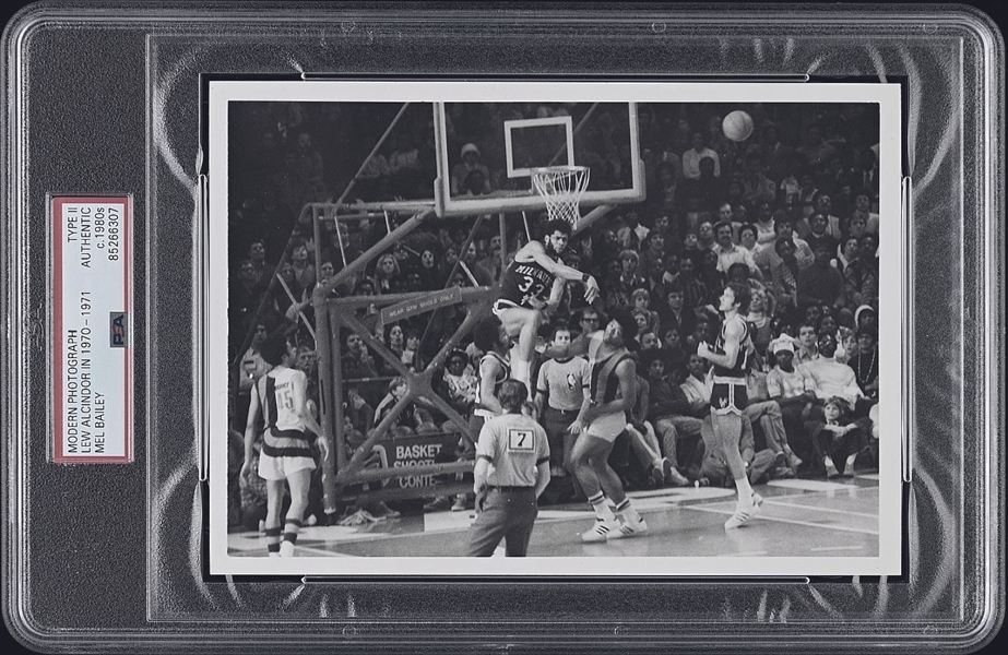 1970-71 Lew Alcindor Bucks vs Bullets Wes Unseld Original TYPE II Photo PSA/DNA