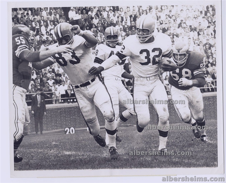 Jim Brown Rushes for 104 Yards vs. Philadelphia Eagles 1964 Original UPI Press Photo